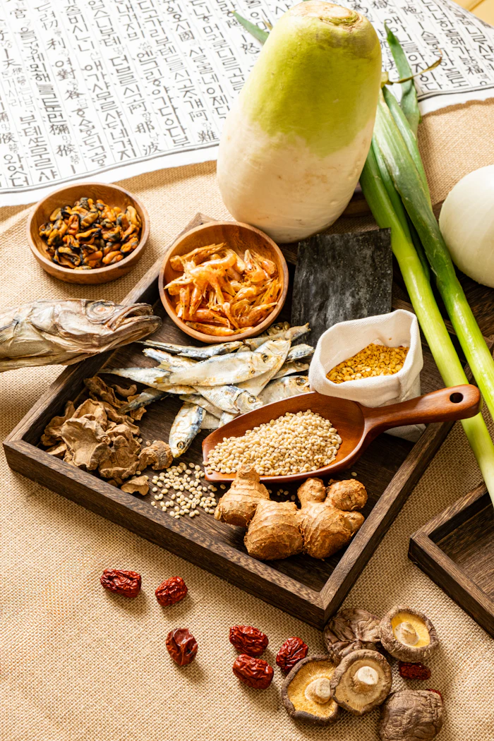 Bols de légumes et de plats chauds sur une table
