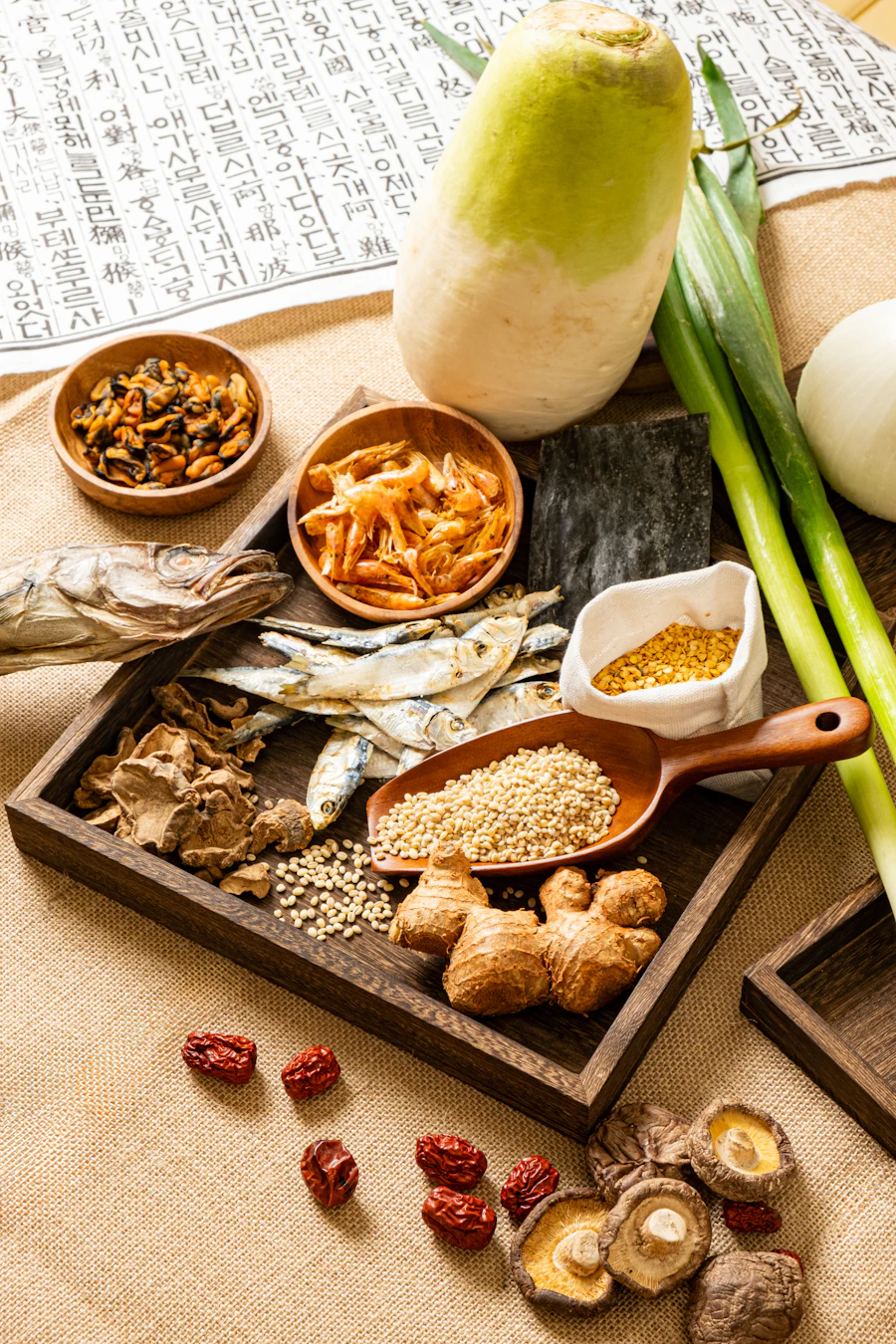 Bols de légumes et de plats chauds sur une table