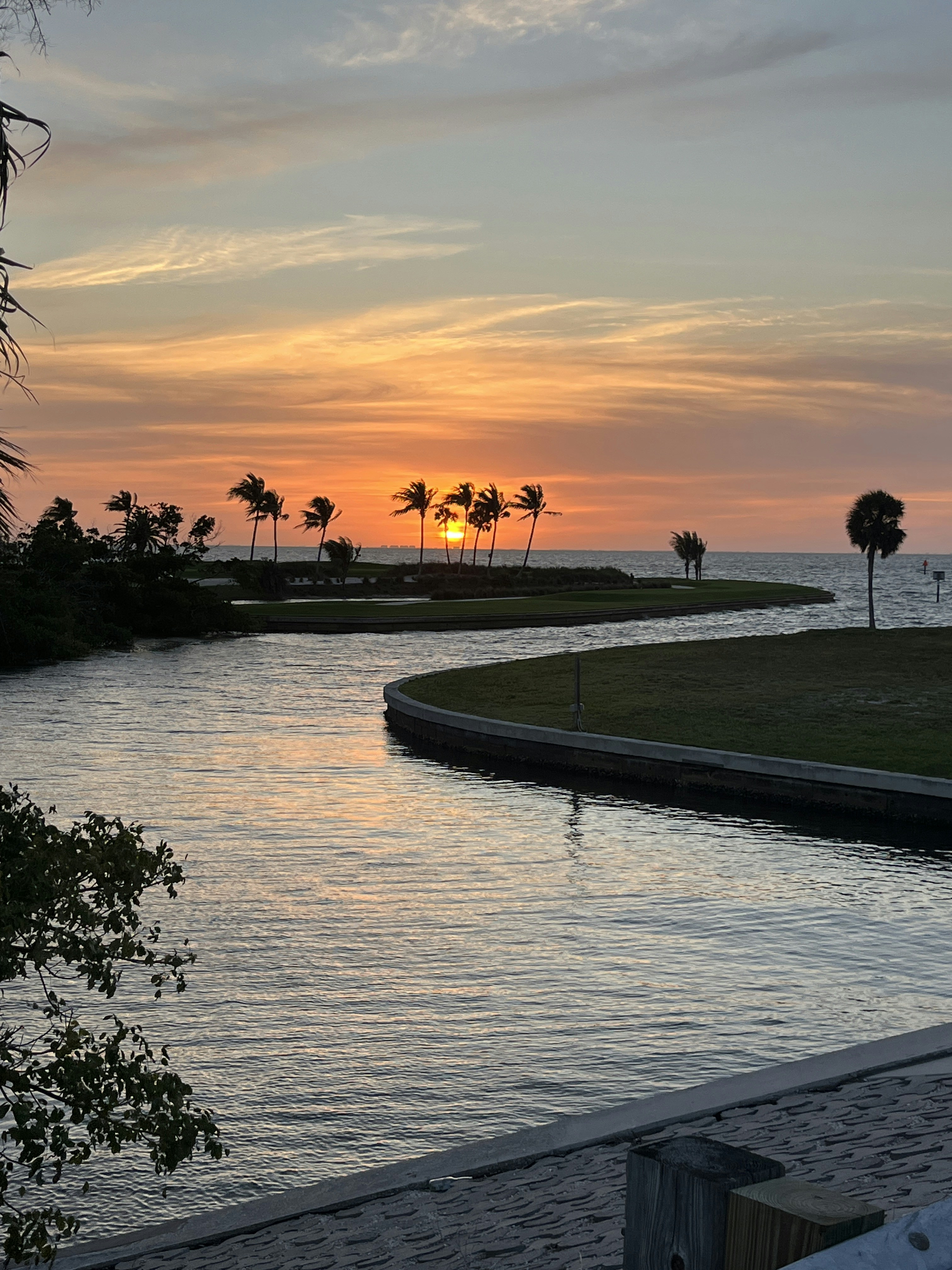 夕日を背景にした水域