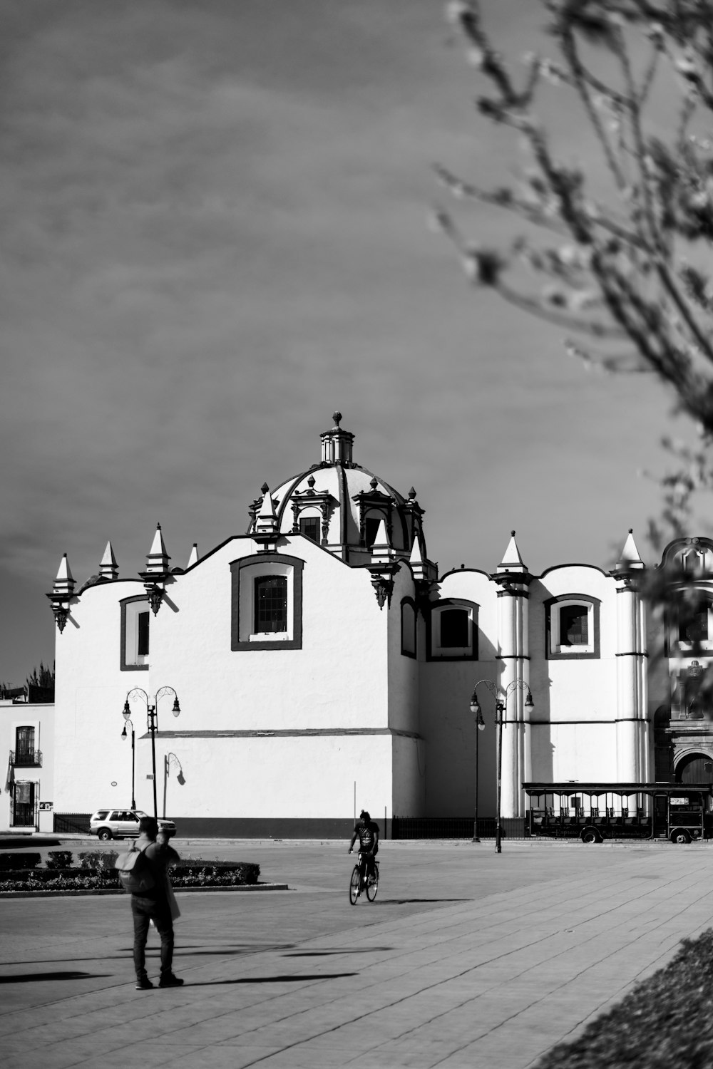 a black and white photo of a building