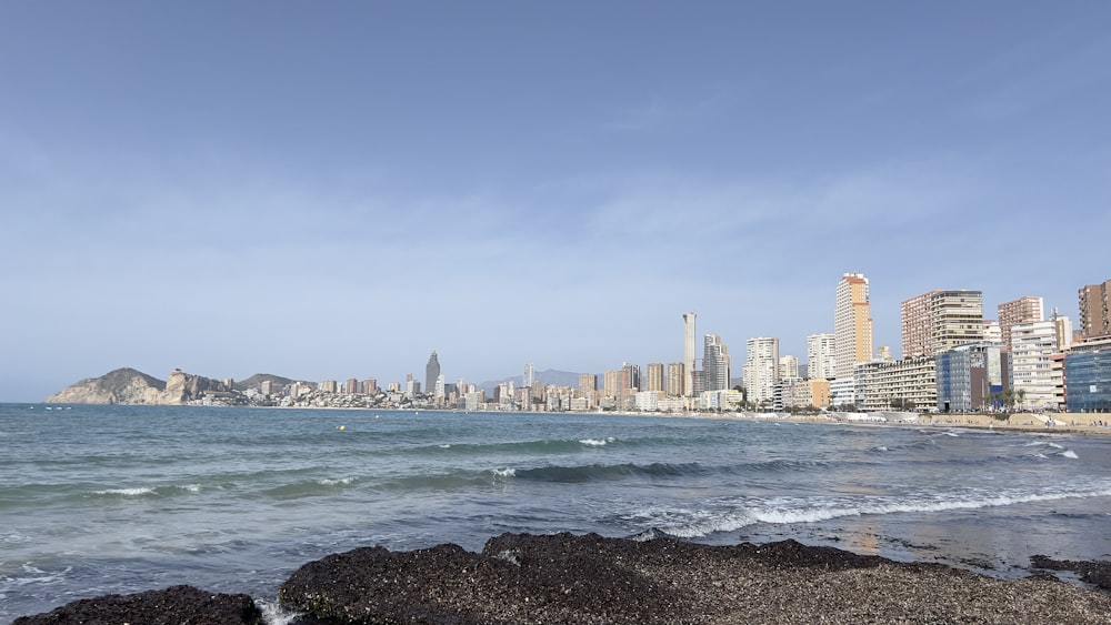 Una vista de una playa con una ciudad al fondo