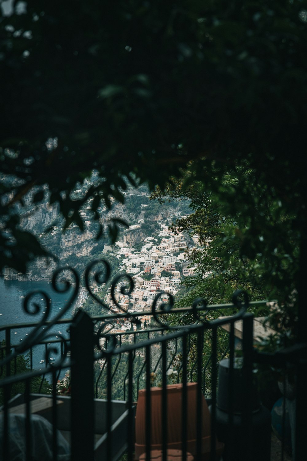 Una veduta di una città da un balcone