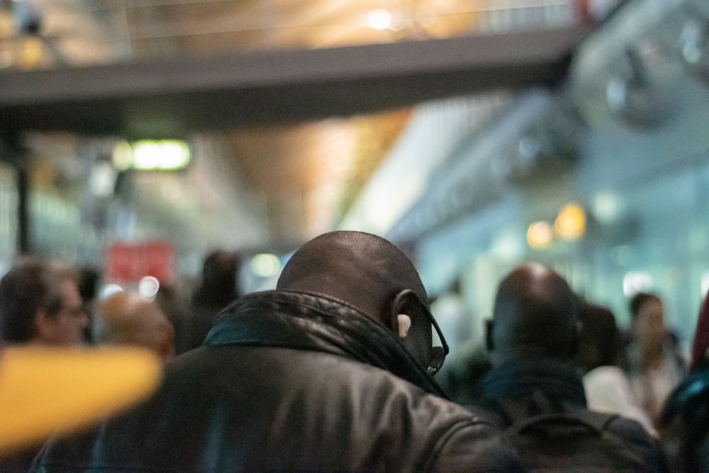 Un homme vêtu d’une veste en cuir regarde son téléphone portable