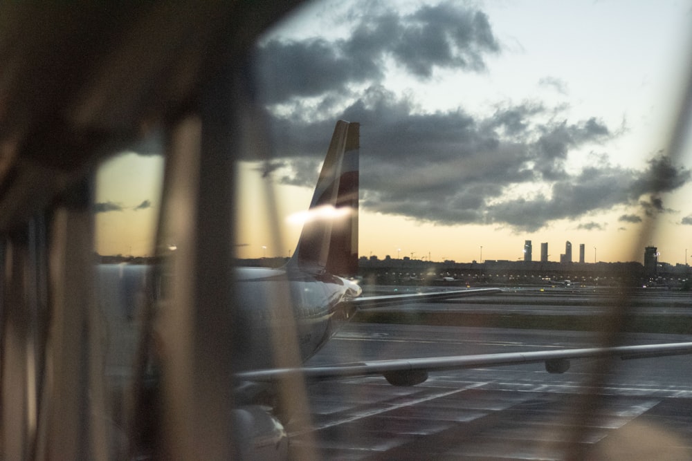 Blick auf ein Flugzeug aus dem Fenster eines Flughafens