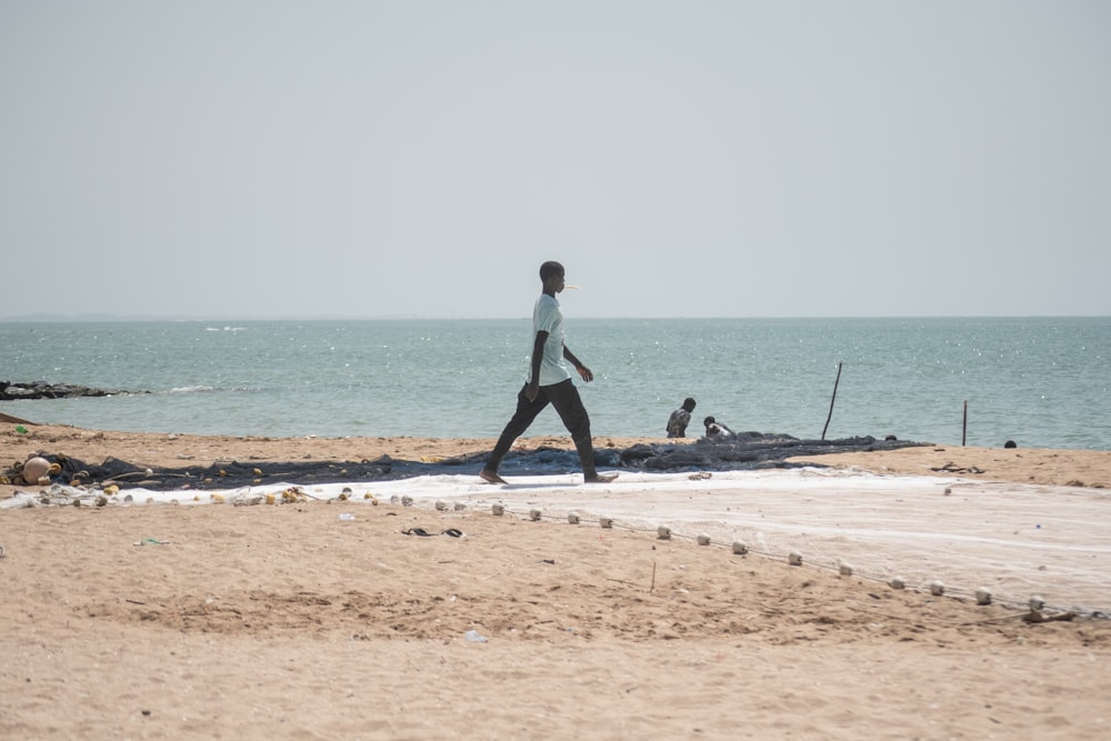 una persona caminando en una playa cerca del océano