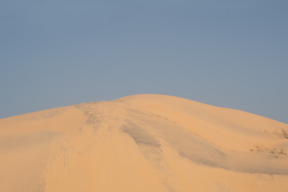 사막 한가운데에 있는 큰 모래 언덕