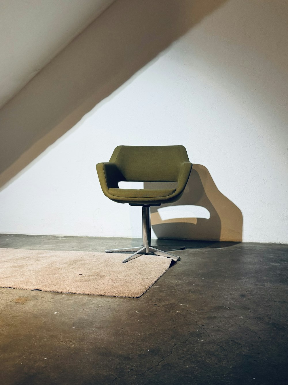 a chair sitting on top of a rug in a room