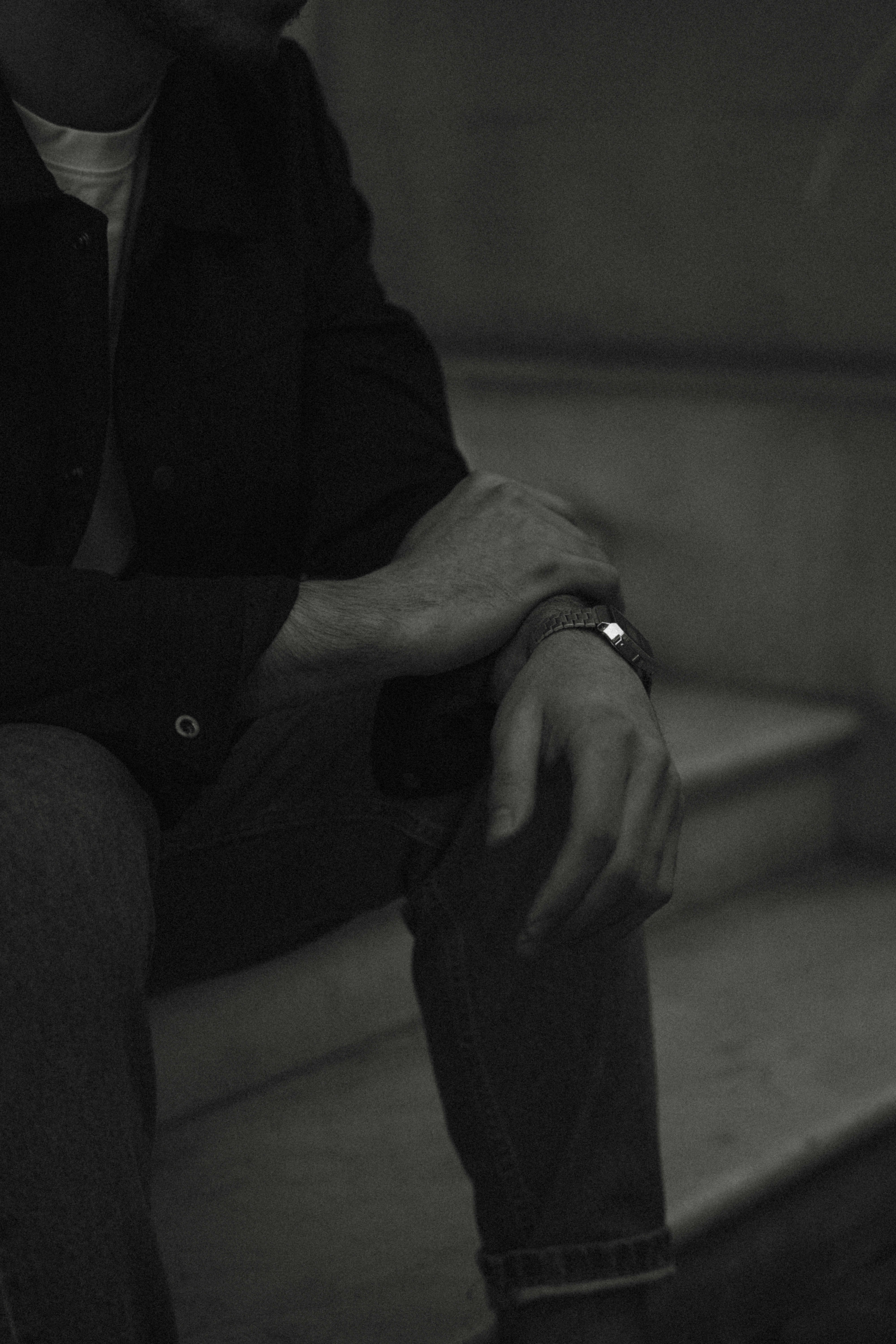 Uomo seduto su un gradino con un orologio da polso