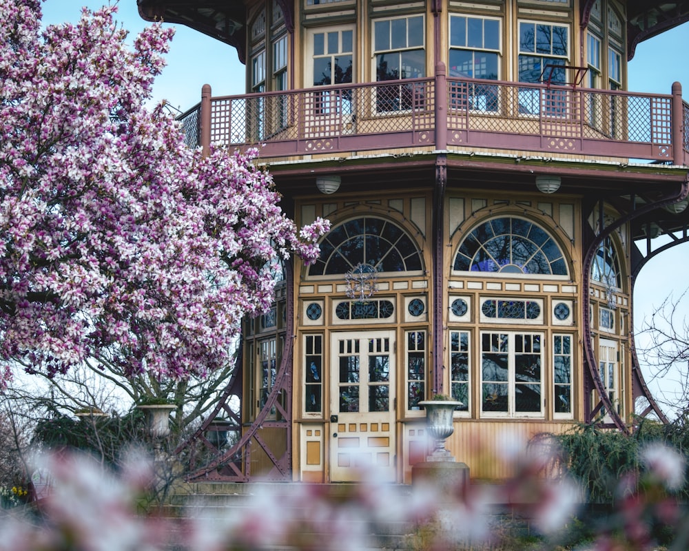 ein Gebäude mit einem Turm und einem Baum davor