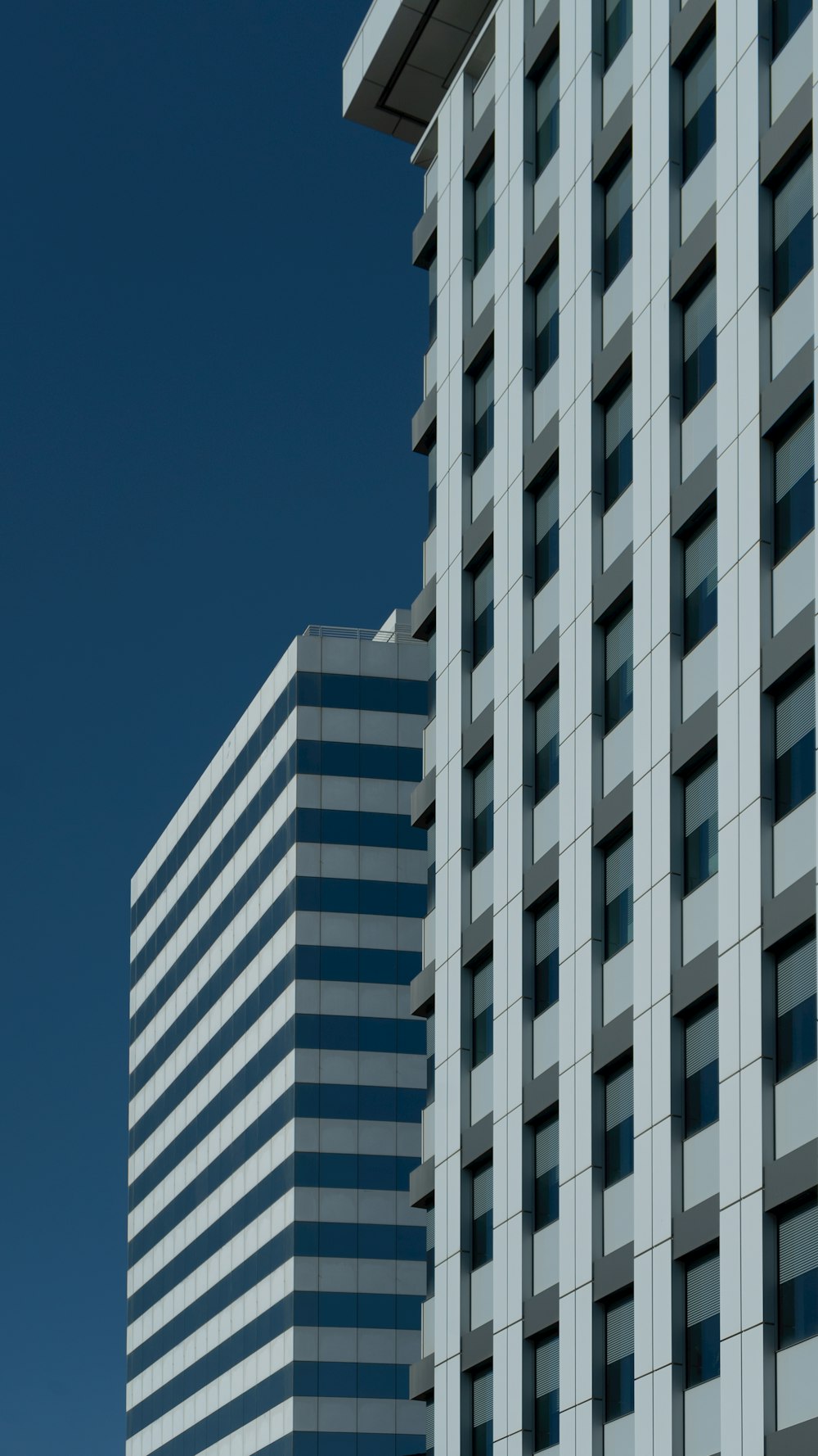 un grand bâtiment avec une horloge sur le côté