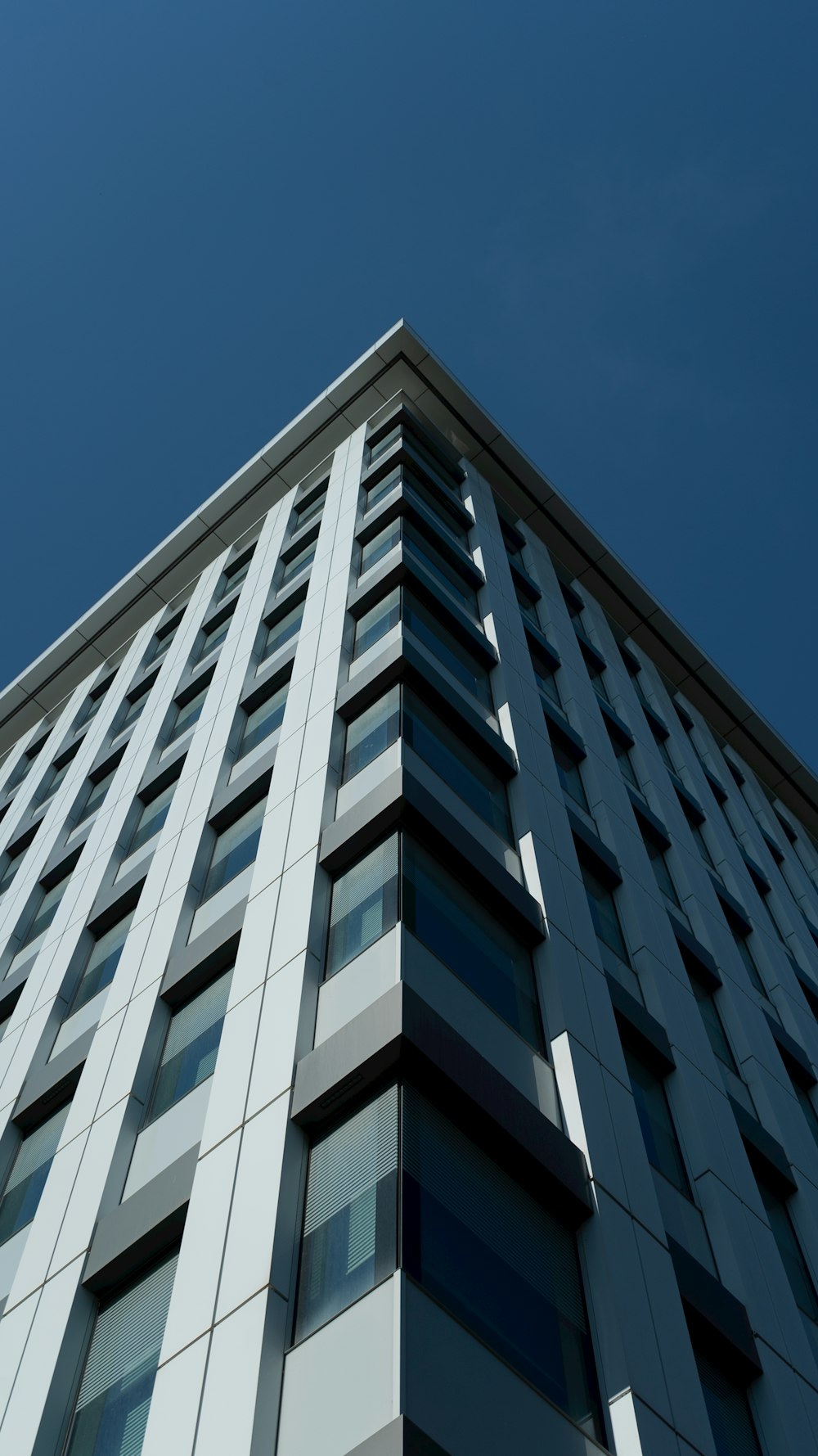 Un bâtiment très haut avec beaucoup de fenêtres