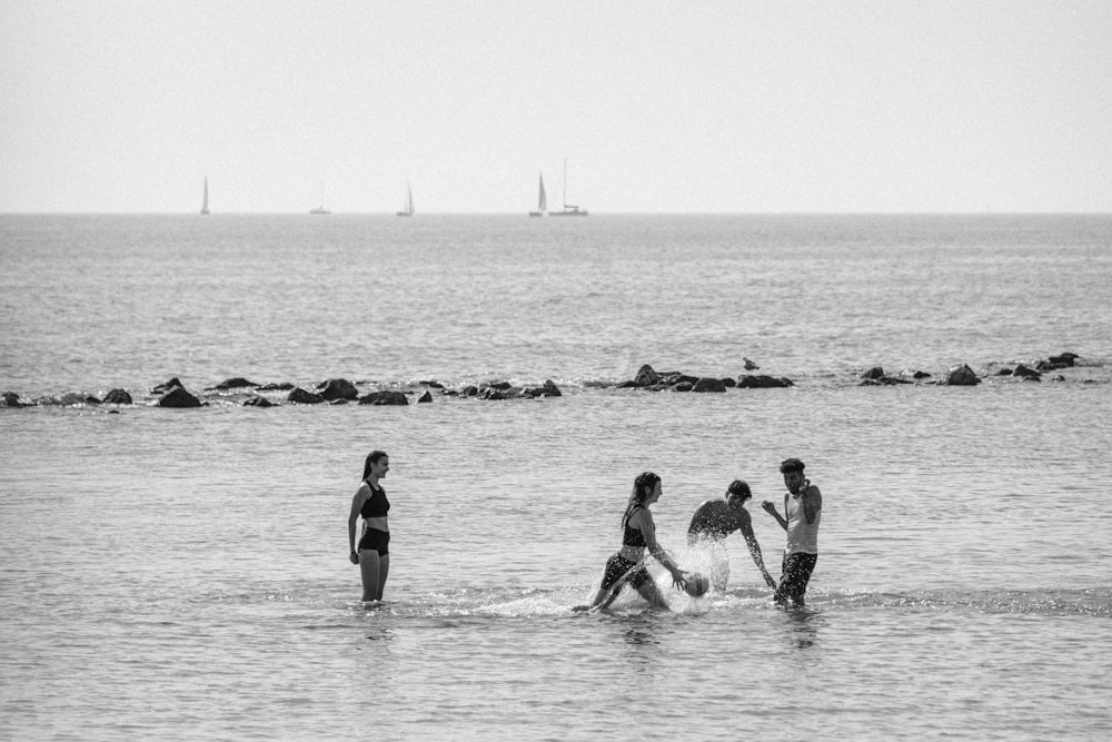 eine Gruppe von Menschen, die im Wasser stehen