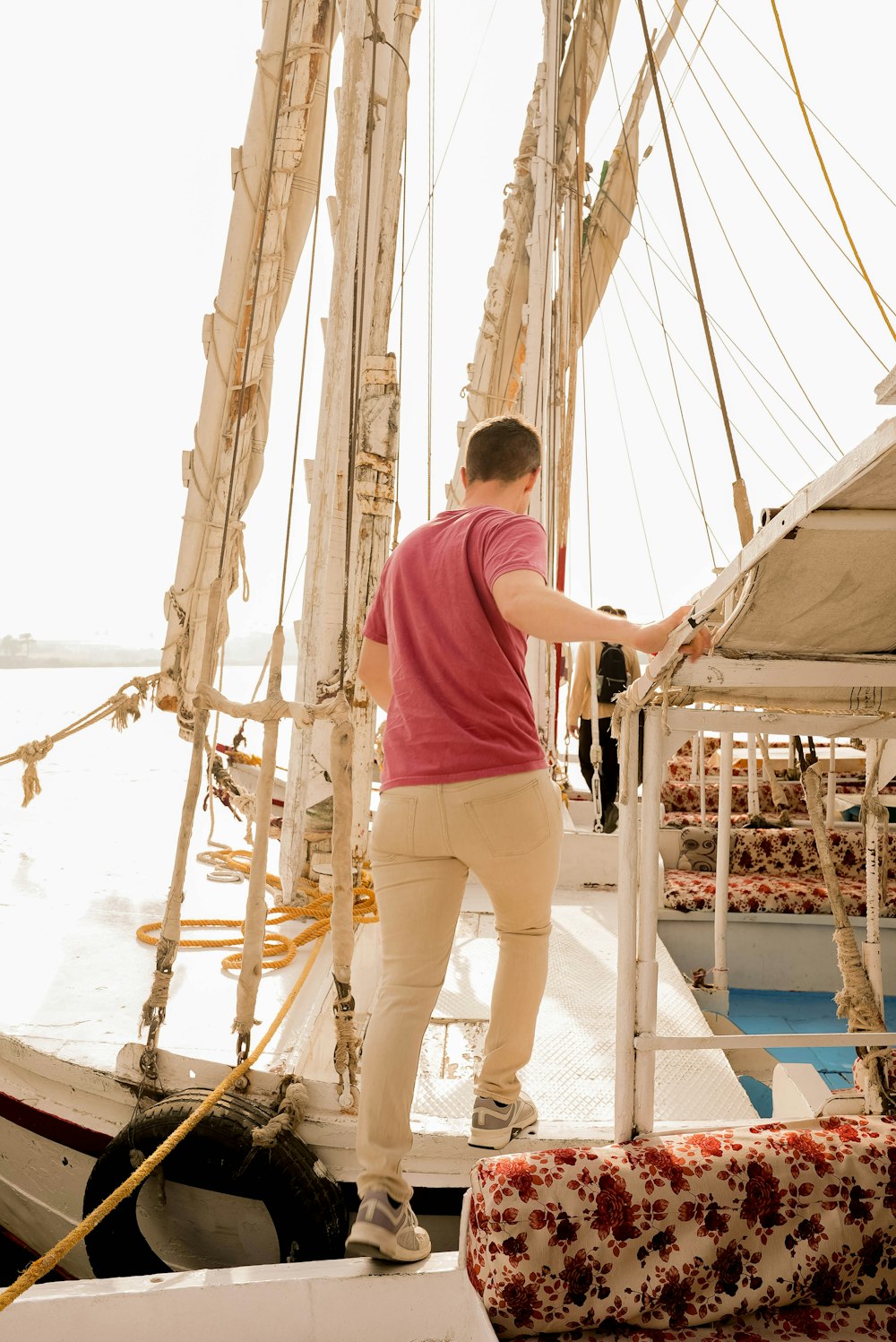 Un hombre de pie en la cubierta de un barco