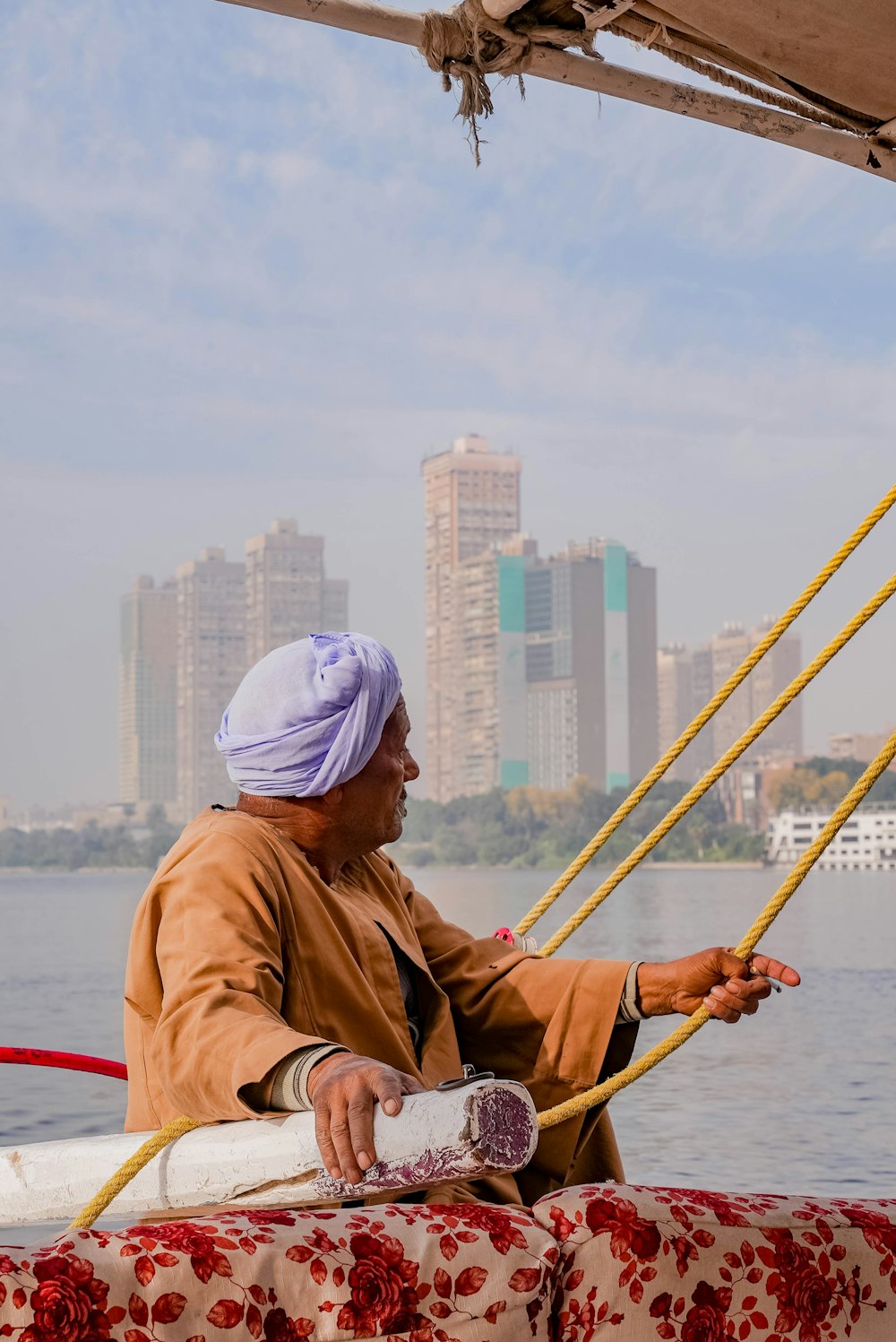 Un hombre con turbante sentado en un barco