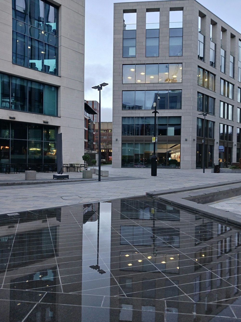 el reflejo de un edificio en un charco de agua