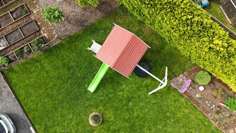 uma vista aérea de um jardim com um galpão