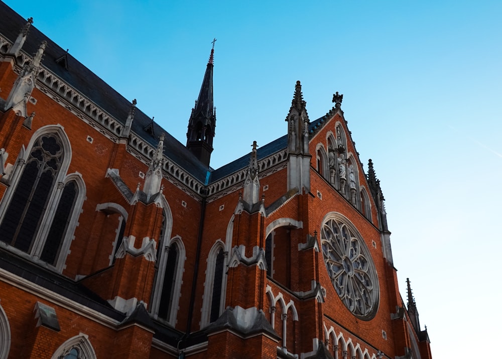 uma grande catedral com um relógio ao seu lado