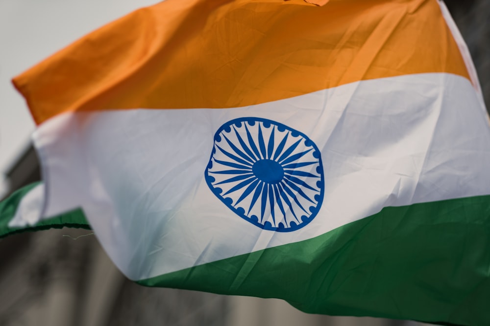 Le drapeau indien flotte au vent