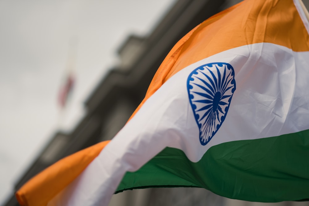 Le drapeau indien flotte devant un bâtiment