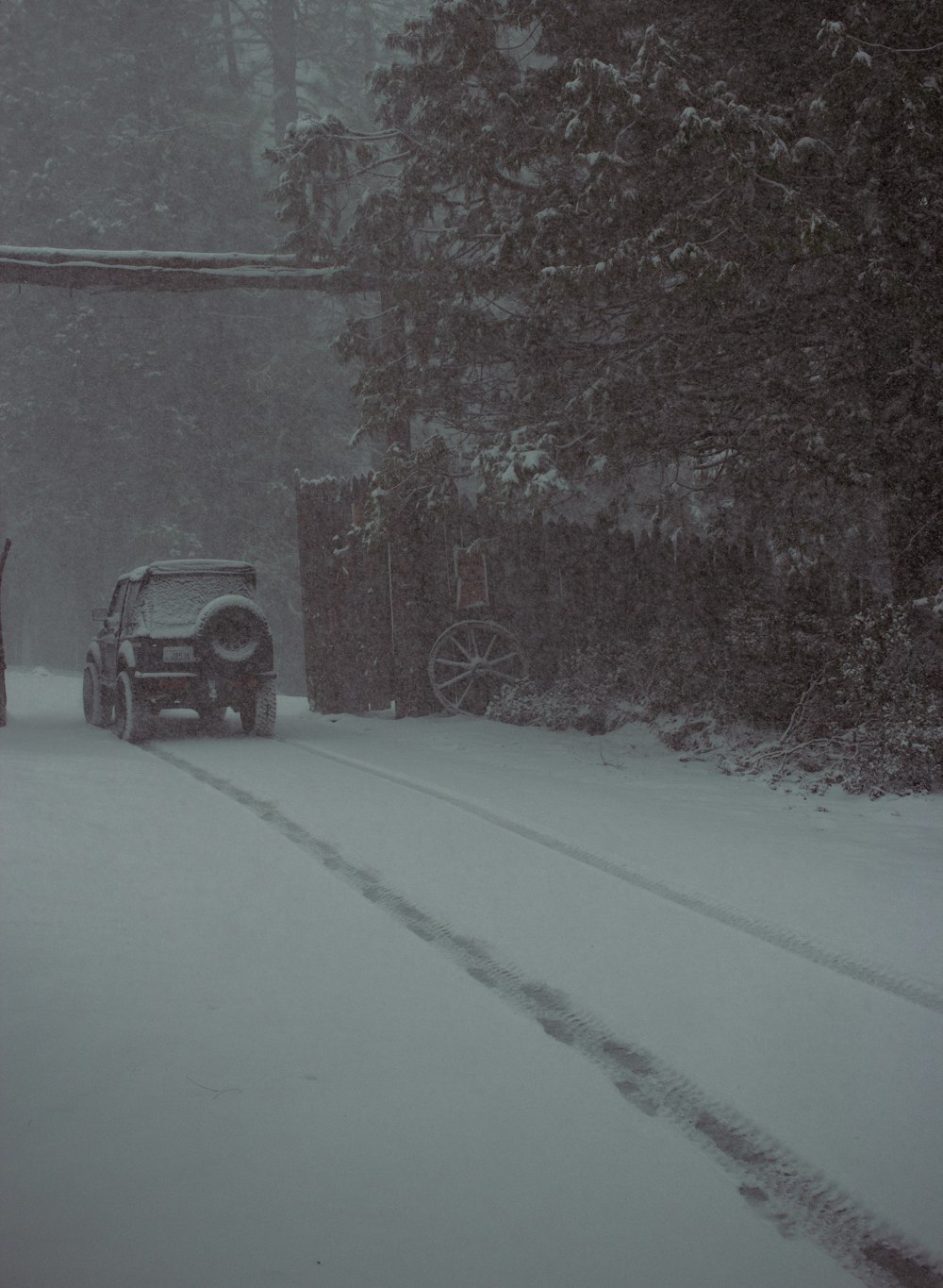 Un camión conduciendo por una carretera cubierta de nieve