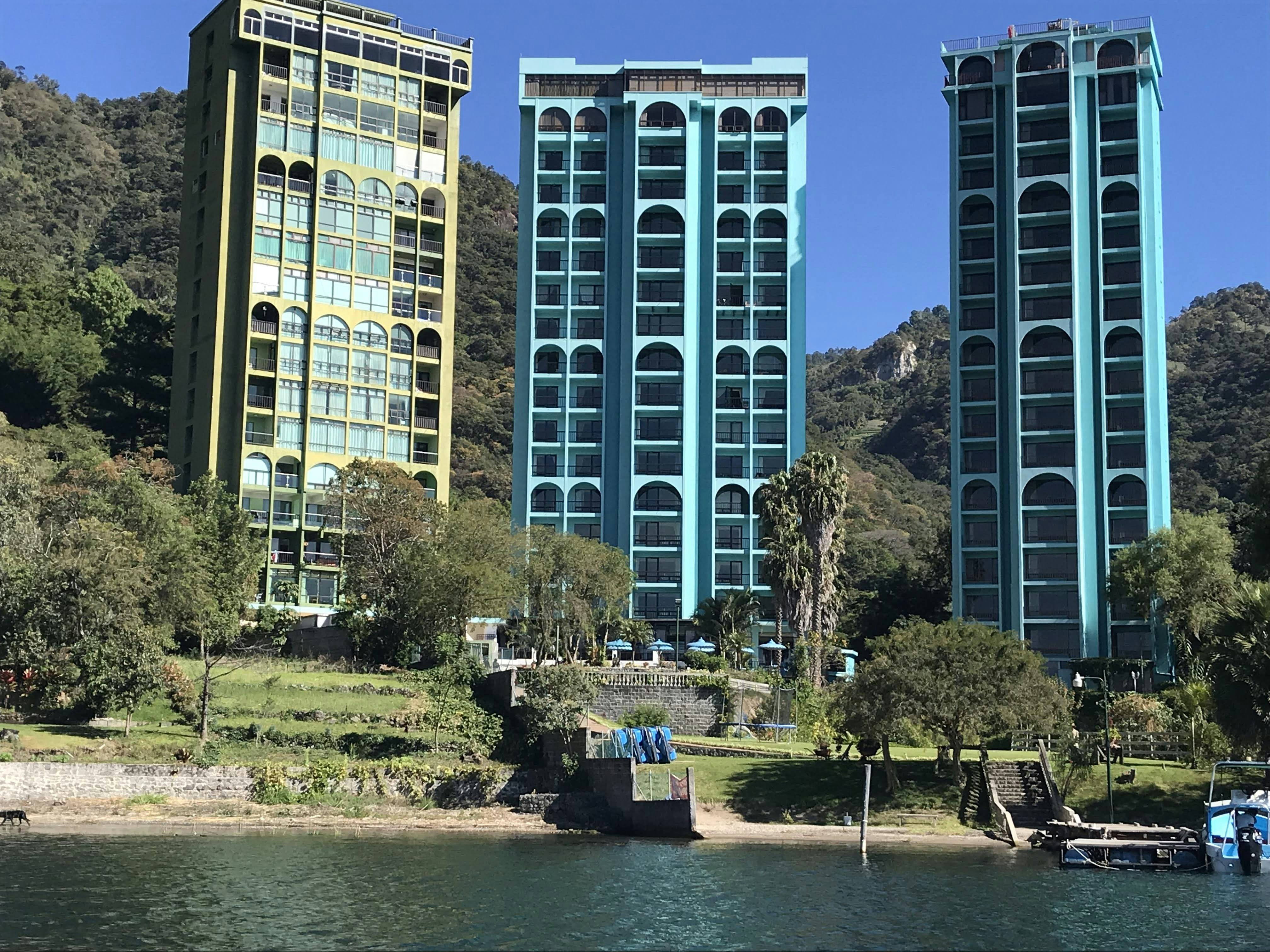 Un par de edificios altos junto a un cuerpo de agua