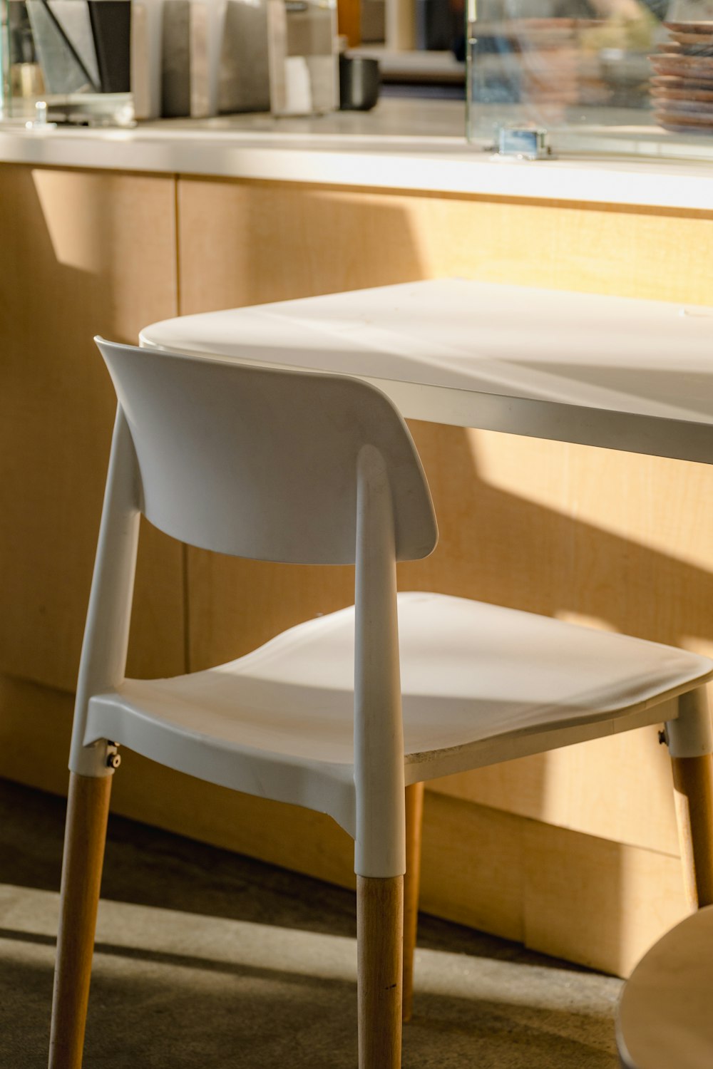 una mesa y una silla blancas en una habitación