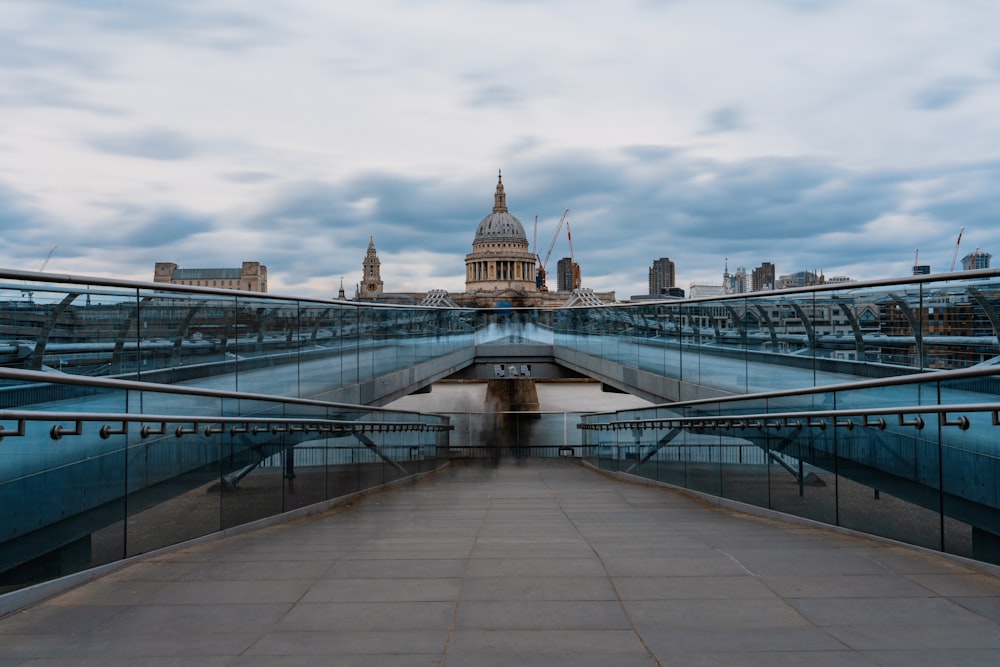 uma vista de uma ponte com um edifício ao fundo