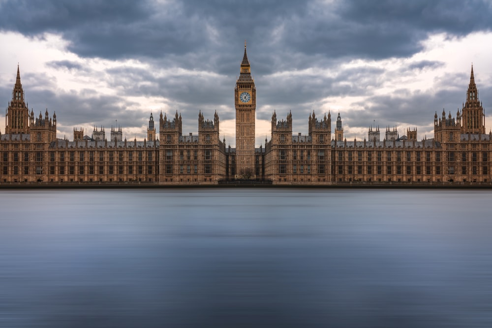 La torre dell'orologio del Big Ben che domina la città di Londra