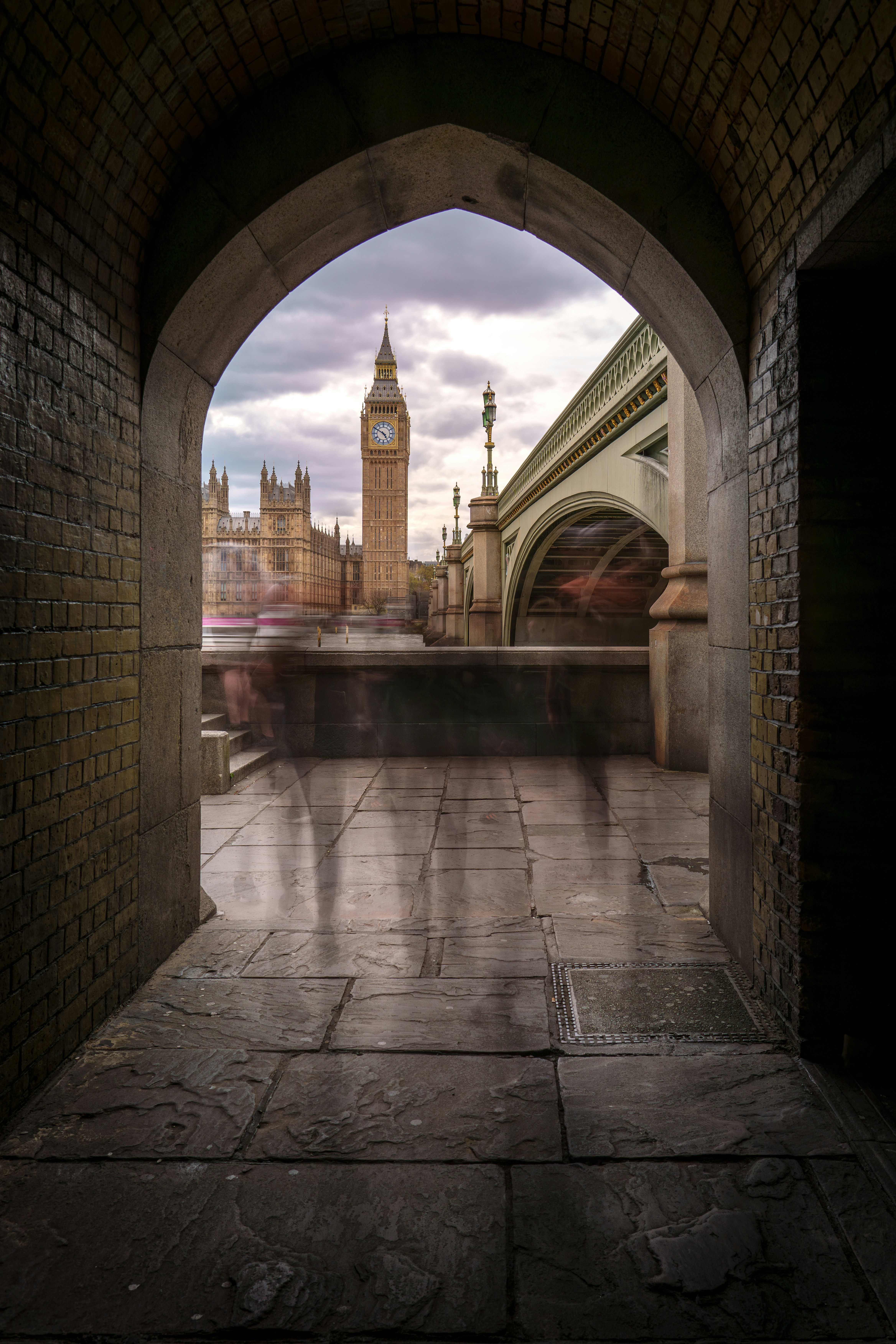 Windows 11 desktop interface showing update notification