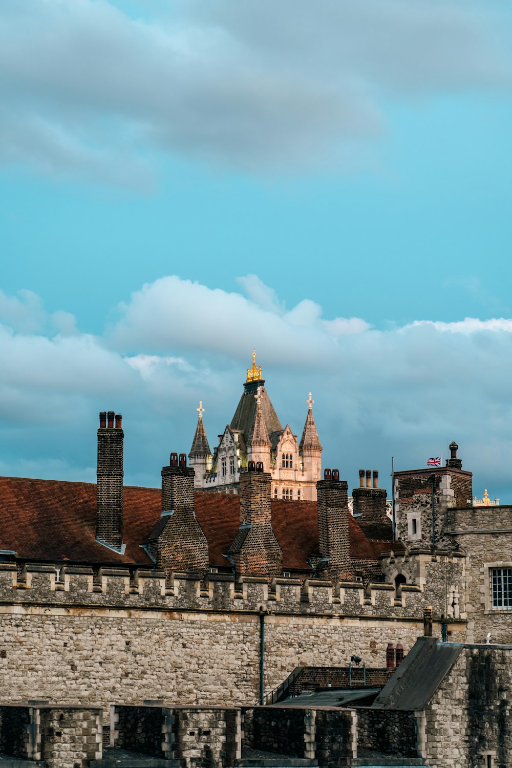 Blick auf ein Schloss von der anderen Seite des Wassers