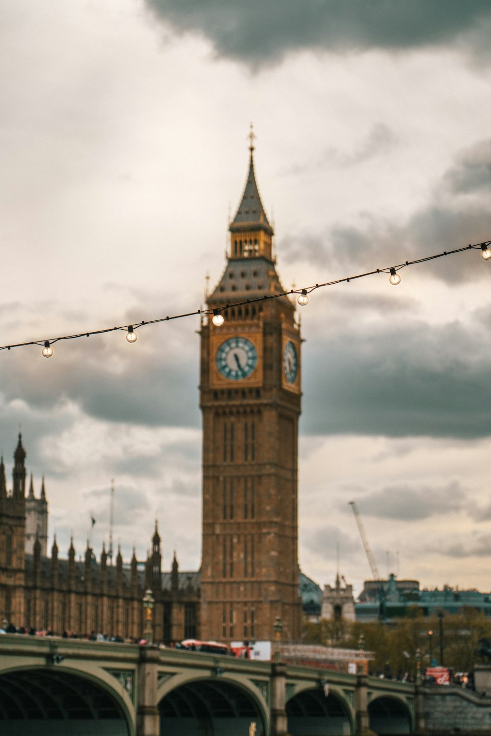 La torre dell'orologio del Big Ben che domina la città di Londra