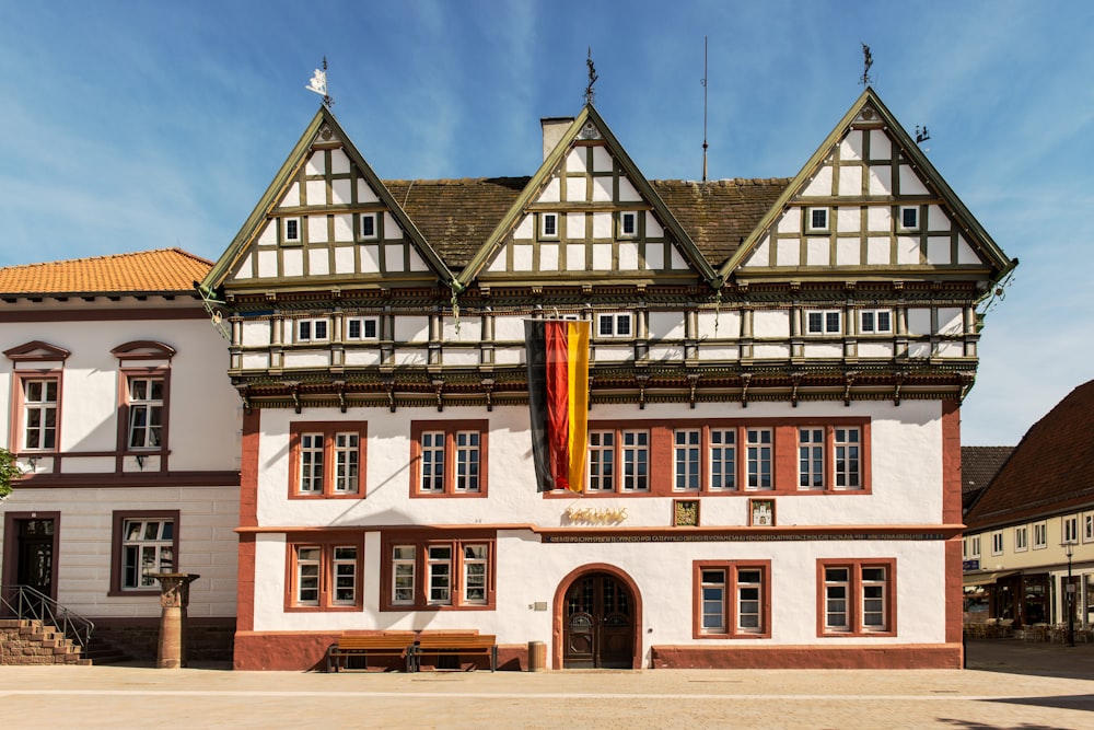 ein großes weiß-braunes Gebäude mit einer Flagge darauf