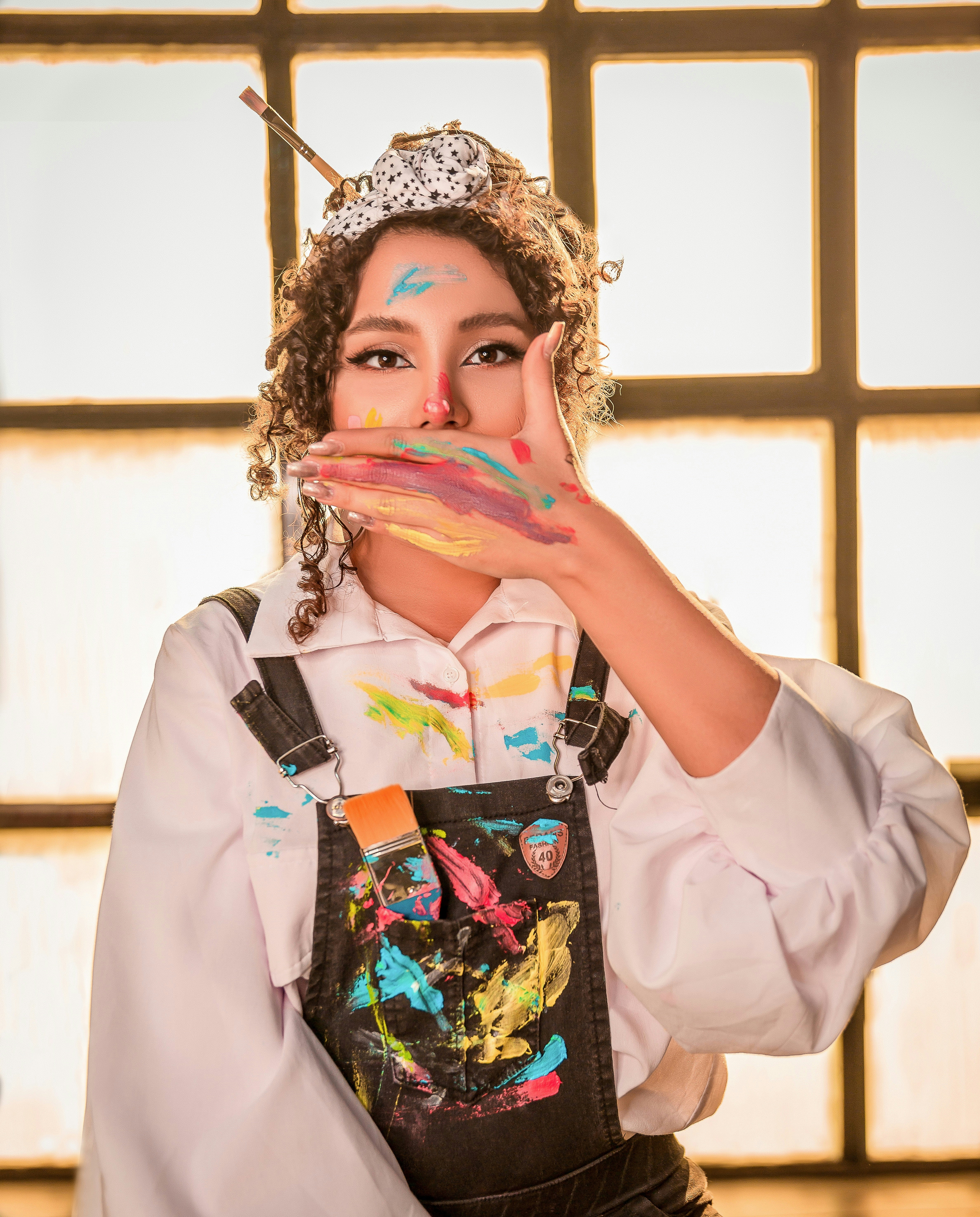 Seorang wanita mengenakan tiara dan memegang selembar kertas di depannya