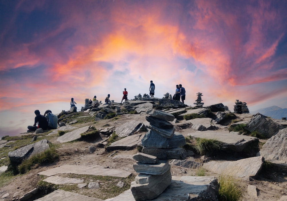 un groupe de personnes debout au sommet d’une montagne