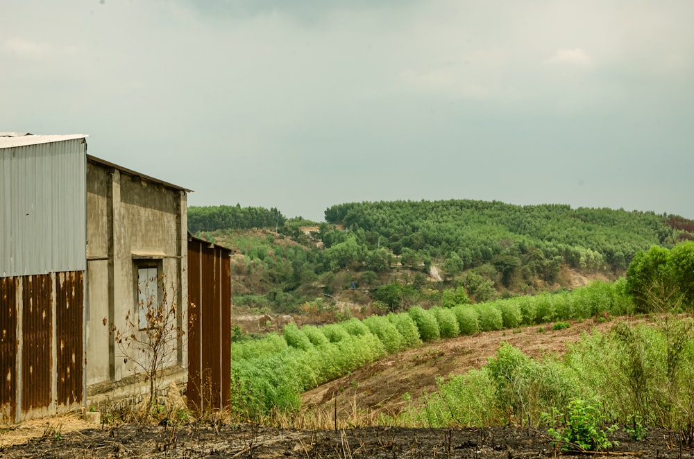 a small building sitting on top of a dirt field