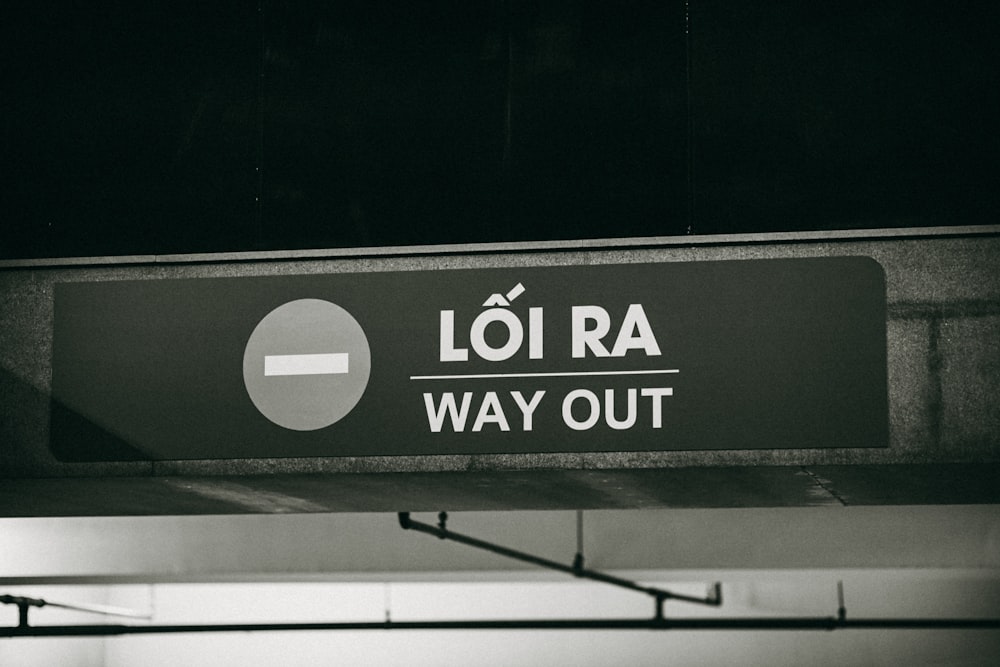a black and white photo of a sign that says loi ra way out