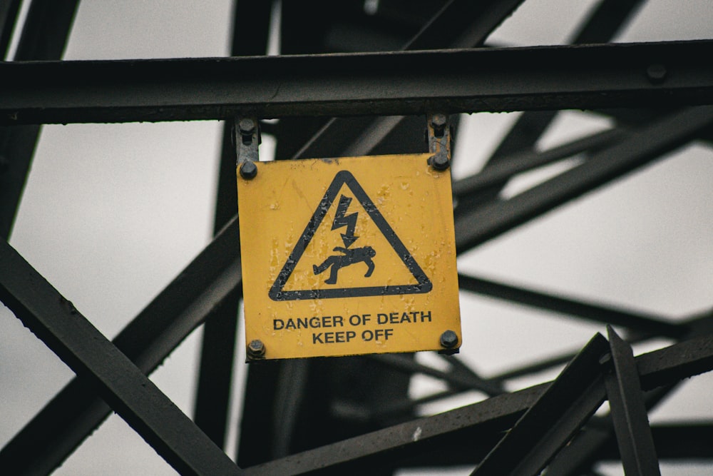 橋の上の死の危険を知らせる看板