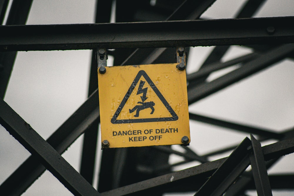 uma placa alertando para o perigo de morte em uma ponte