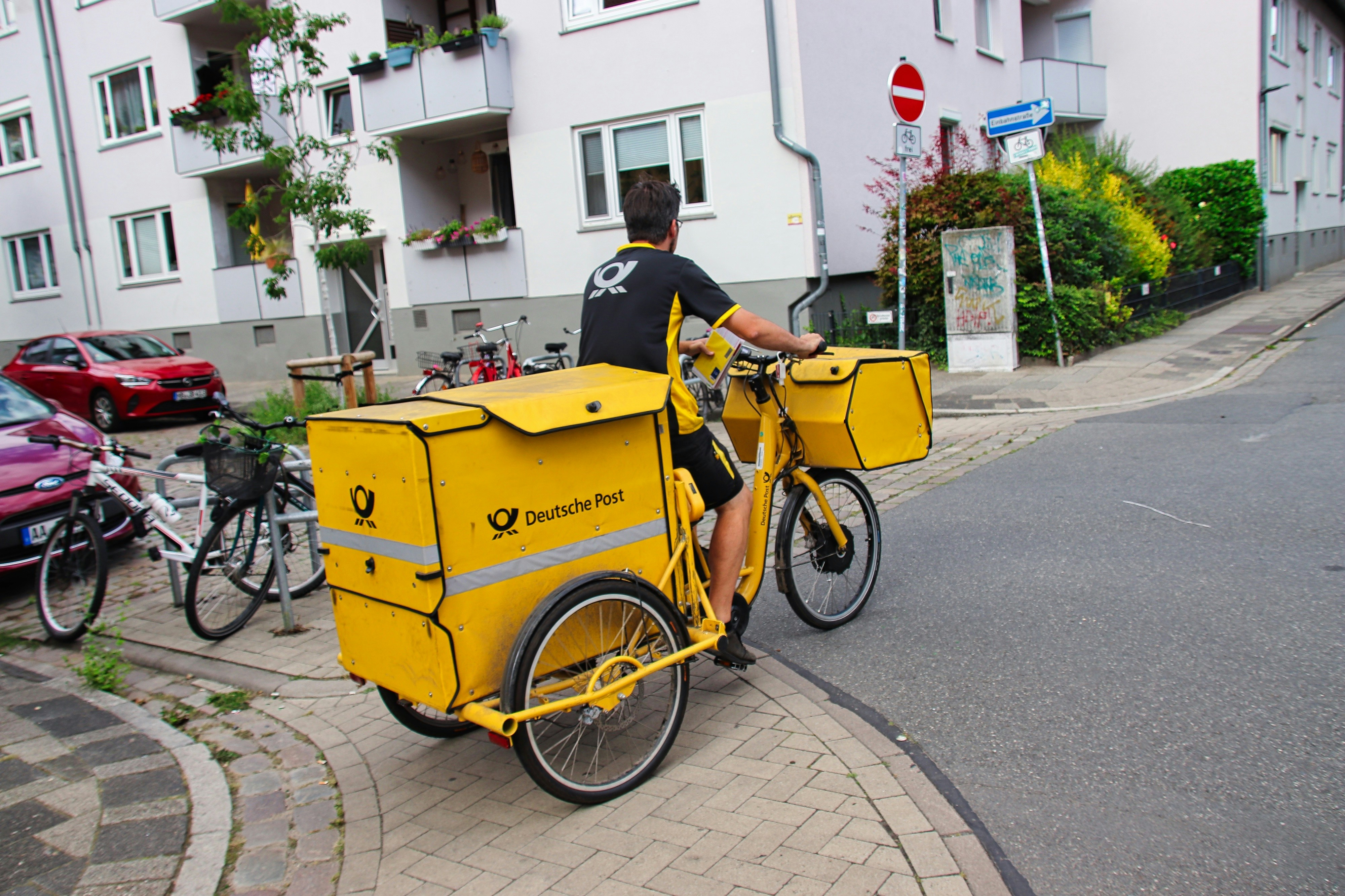 E-bike delivery in sustainable city
