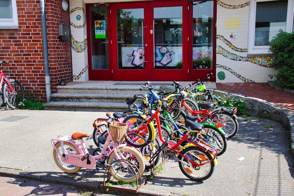 a bunch of bikes parked in front of a building