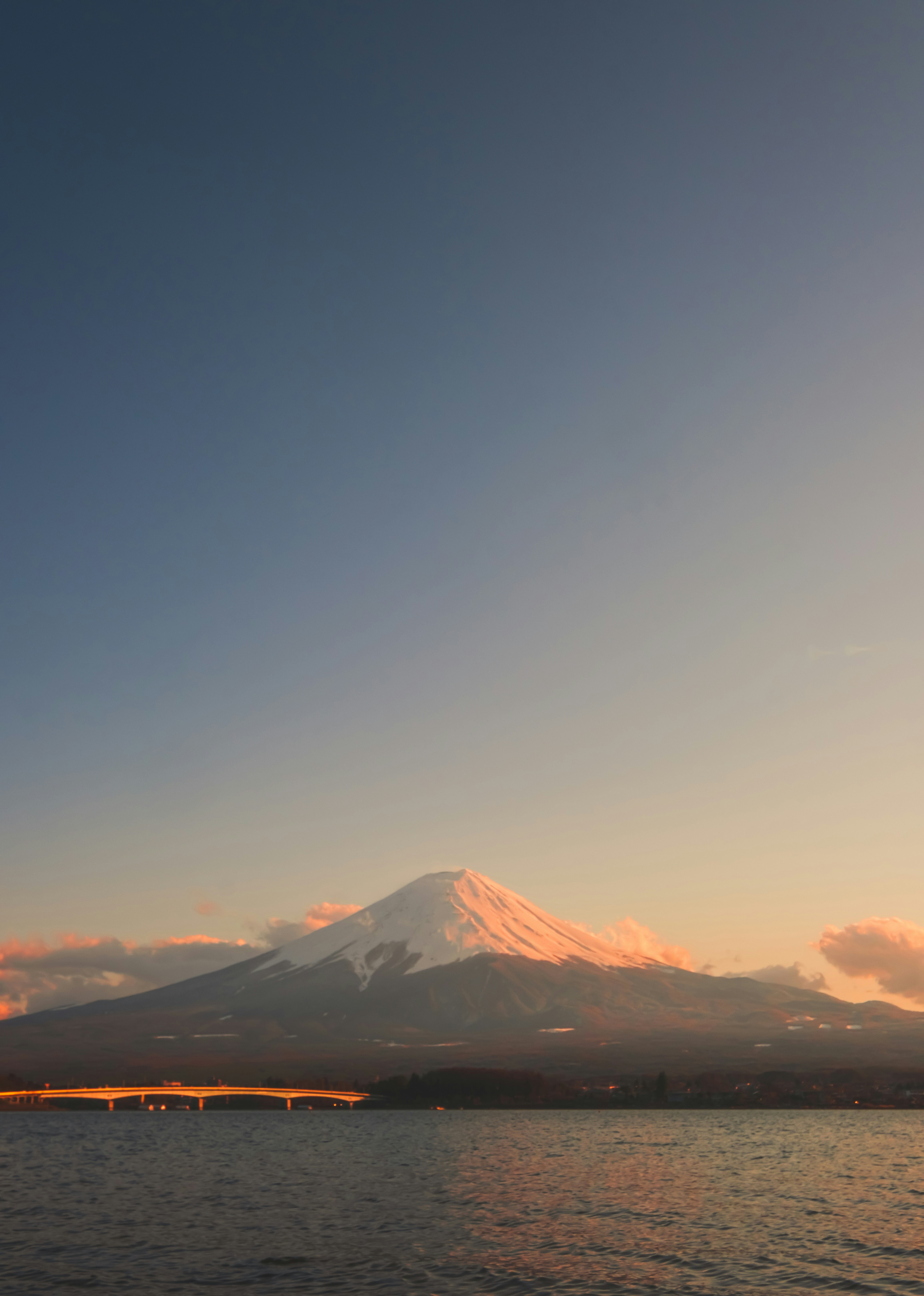 um grande corpo de água com uma montanha ao fundo
