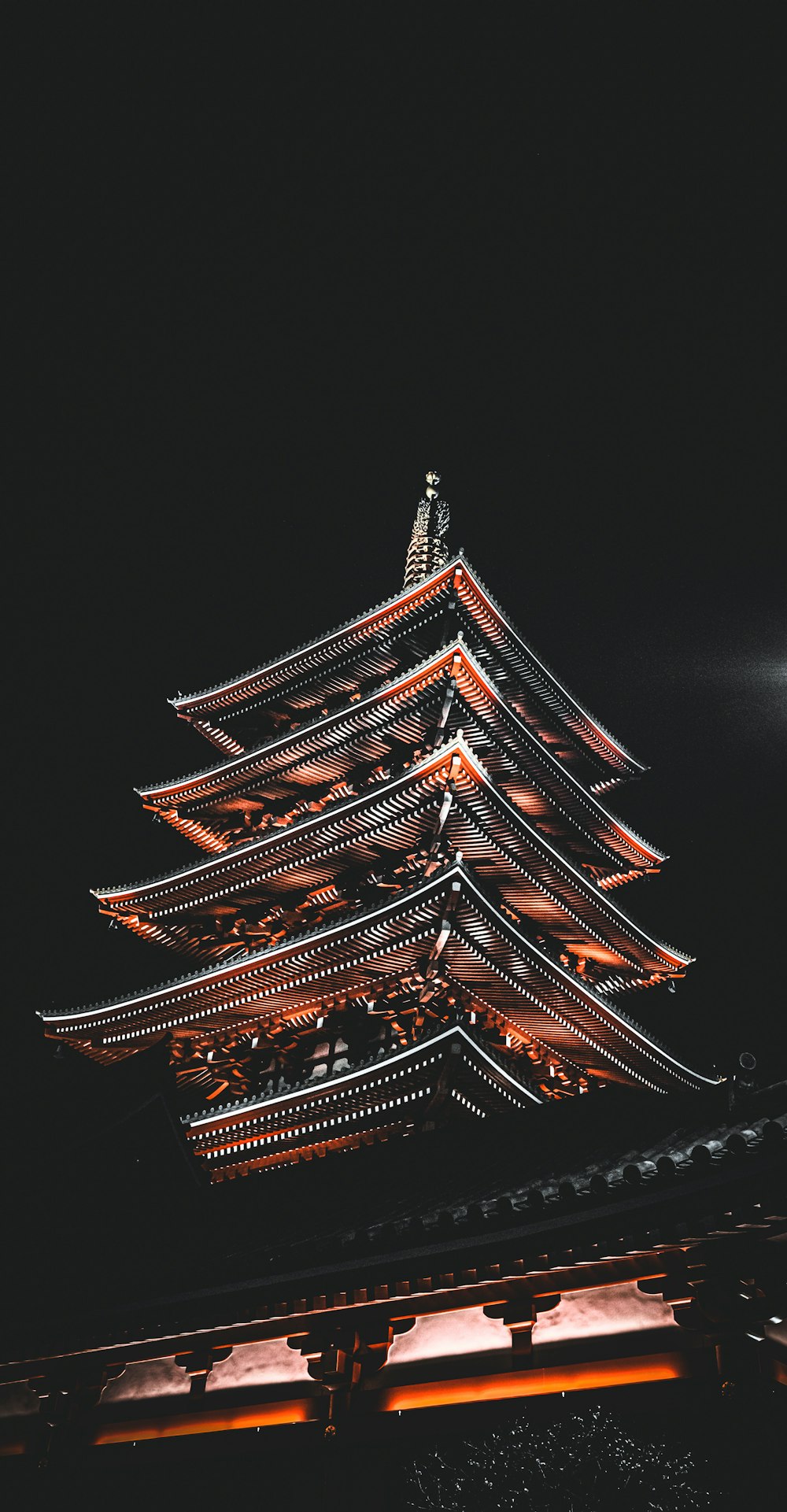 Un edificio alto iluminado en la oscuridad