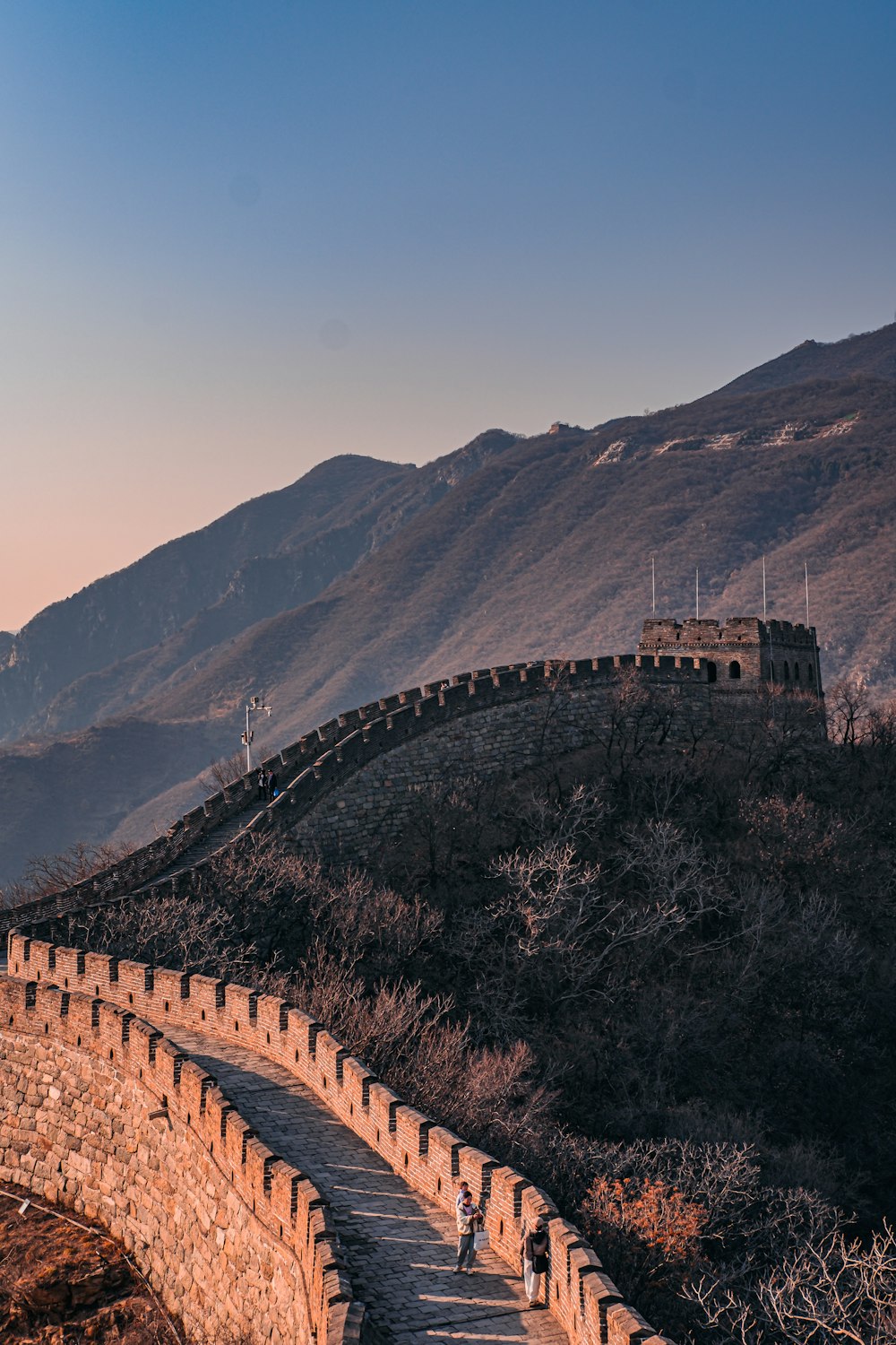 A Grande Muralha da China com pessoas subindo