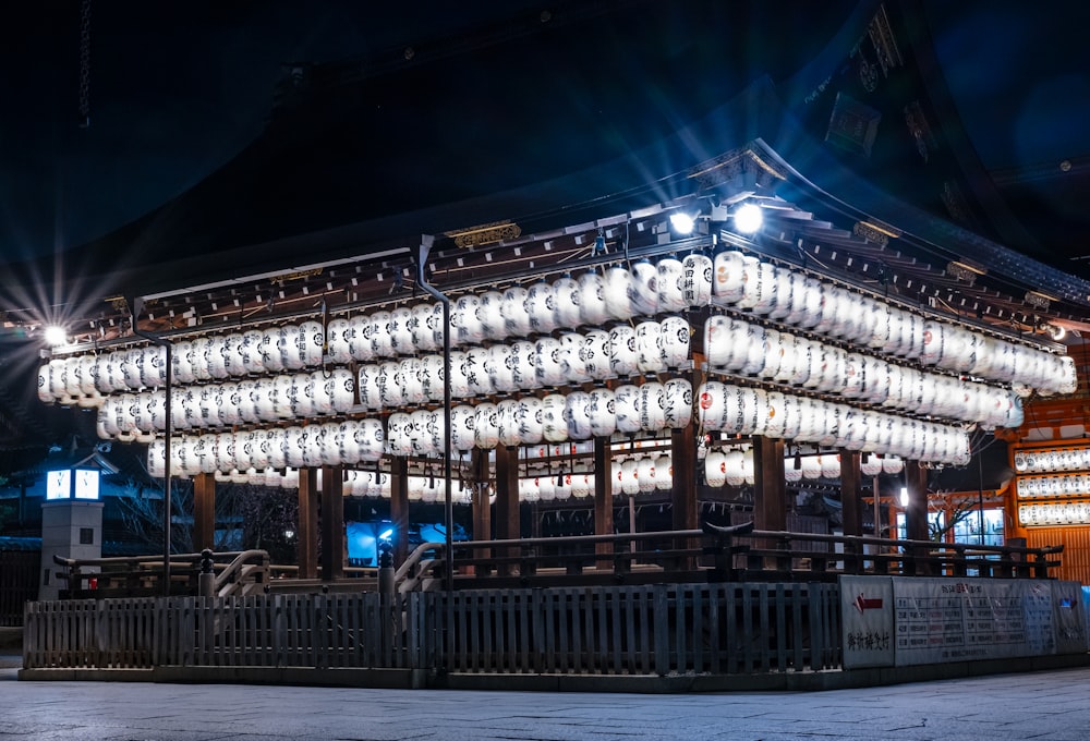 Una estructura iluminada en medio de la noche