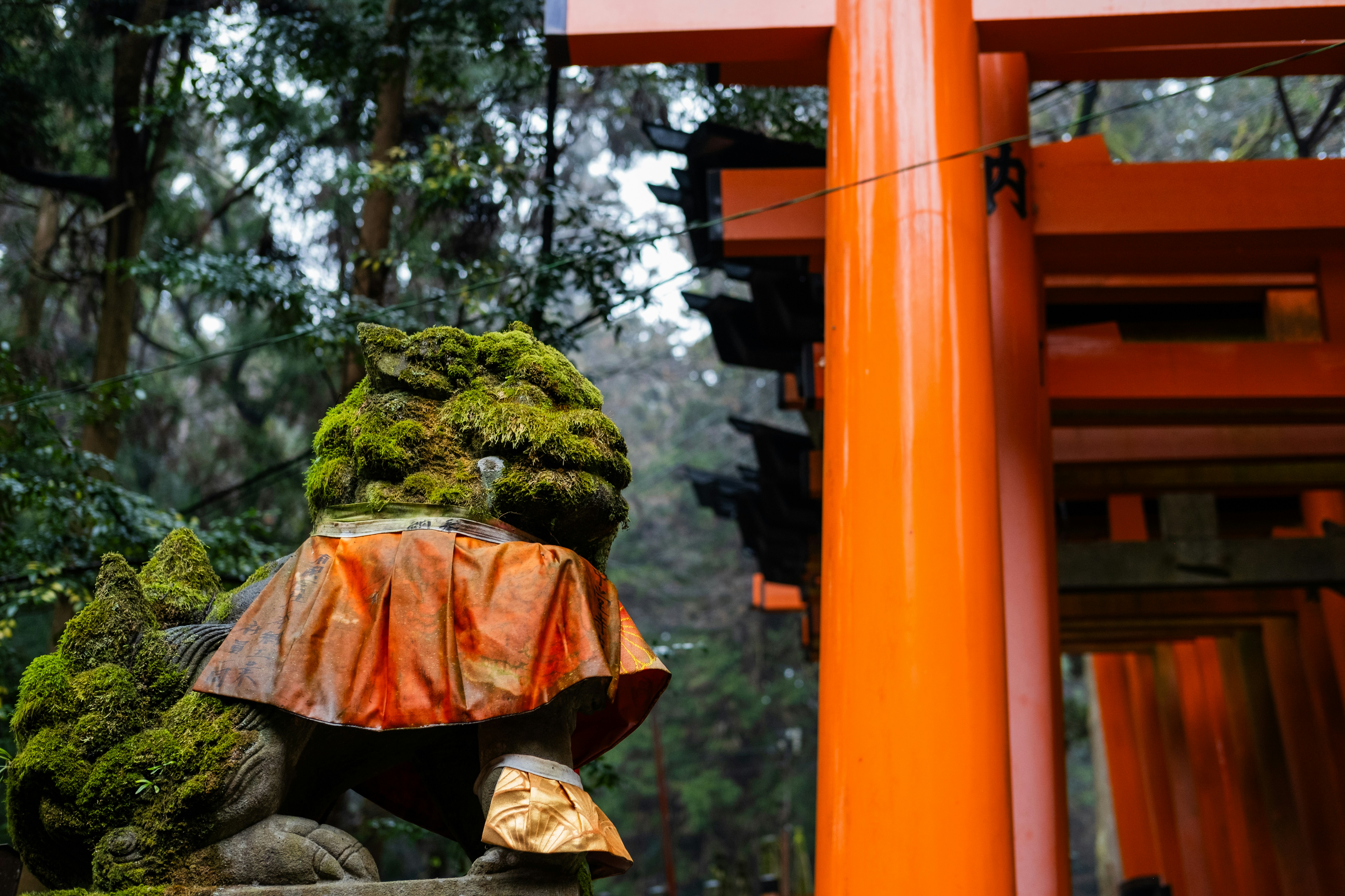una estatua de una persona con un kimono