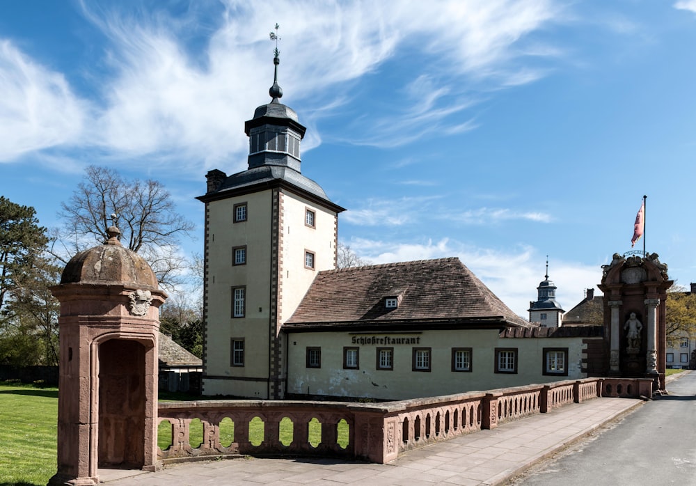 un grand bâtiment surmonté d’une tour de l’horloge