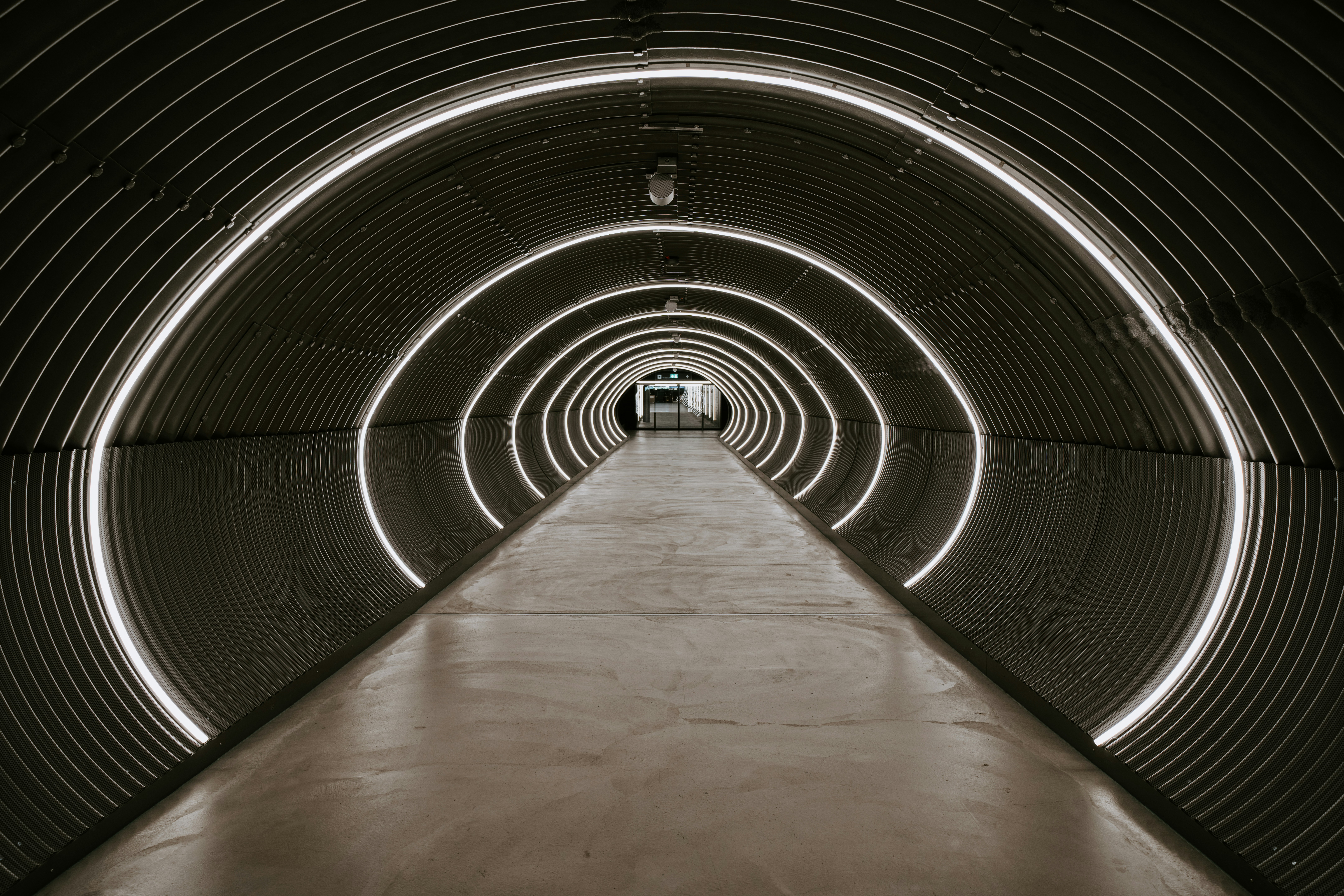 a very long tunnel with some lights in it