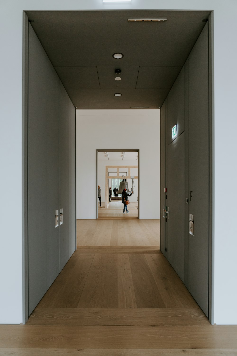uma pessoa andando por um corredor em um prédio