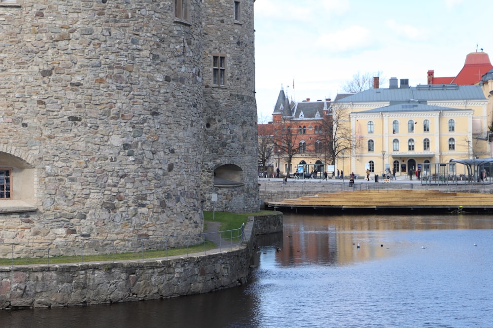 un château avec un plan d’eau en face