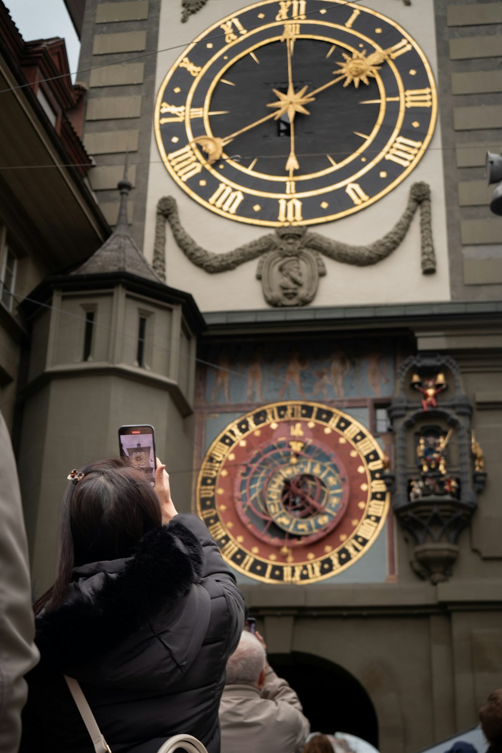 시계탑 사진을 찍는 여자